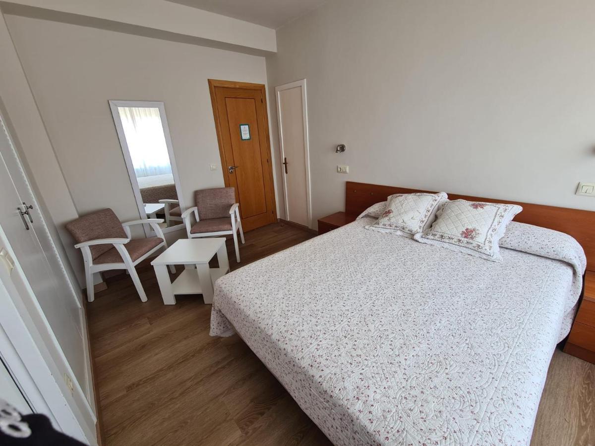 فندق Hostal Playa Atlantica Louro المظهر الخارجي الصورة
